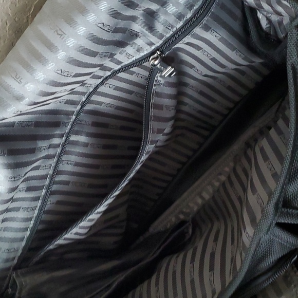 EUC. Tumi Reebok Flap Zip Crossbody Shoulder Bag Black - Picture 6 of 12